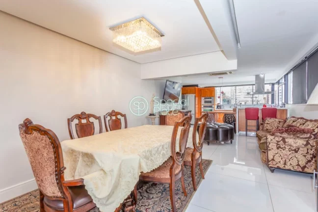 Imagem Maravilhosa cobertura com 480m², 04 suítes e 04 vagas na garagem. Inteiramente reformada e uma vis...