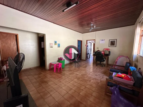 Imagem CASA DE ESQUINA PARA VENDA. casa muito bem localizada contento: -3 quartos sendo 1 suíte -sala de e...