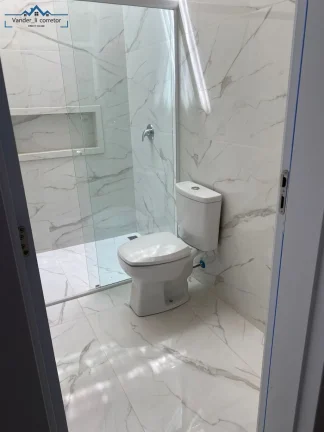 Imagem Imperdível Sobrado à Venda em Toledo-PR, Jardim La Sale II: 3 quartos, 3 suítes, 4 banheiros, 2 vagas, 200m²!