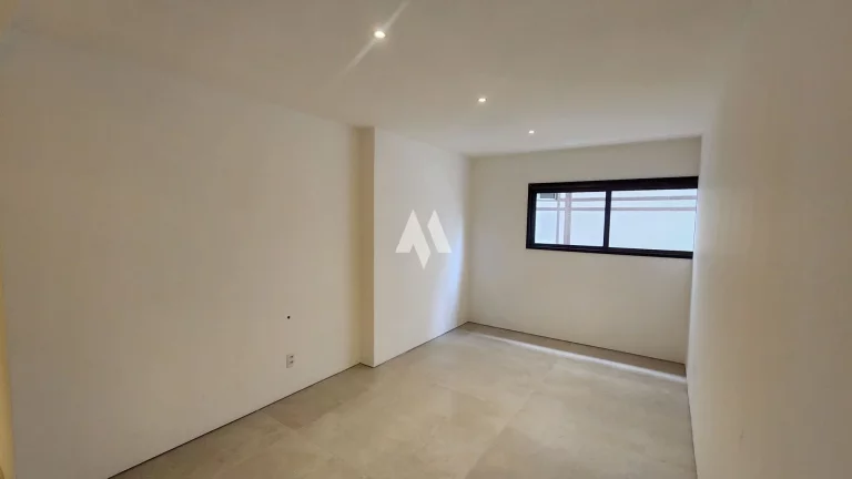 Imagem Apartamento de Luxo no Boqueirão – 4 Dormitórios a 3 Quadras da Praia!