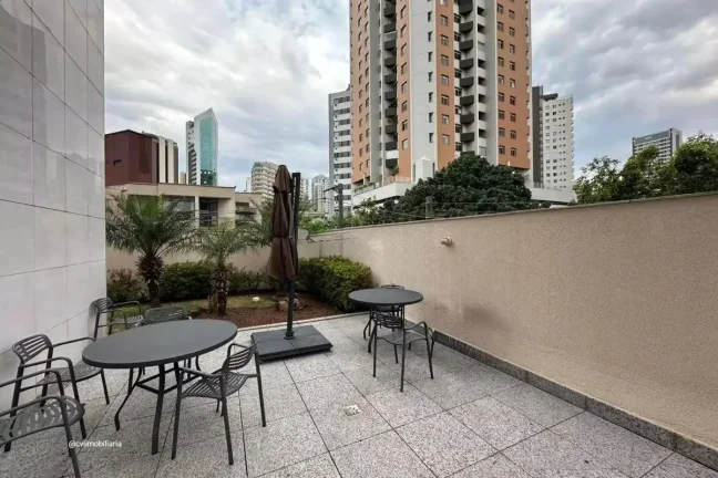 Imagem Localizado no charmoso bairro da Savassi, este espaçoso apartamento de 90 metros quadrados oferece ...