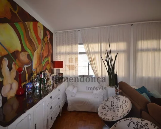 Imagem Lindo apartamento amplo arejado, decorado com muito bom gosto, todo reformado, com living para 02 am...