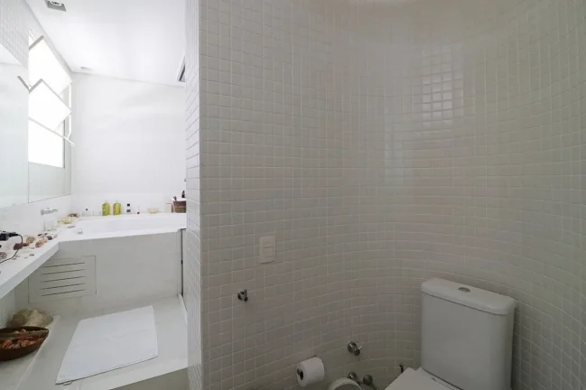 Imagem Apartamento 236 M², 1 por andar, hall fechado, 2Q, 2 Suítes, 3 banheiros, 2 vagas, ar split, lareira, próximo ao metrô, janela antirruído.