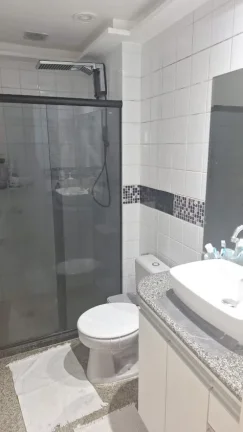 Imagem Vendo apartamento de três quartos com suíte na Rodovia do Sol de frente para o mar, andar alto, com duas vagas de garagem.