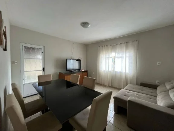 Imagem Casa Ampla e Segura com Grande Área Externa e Horta – 3 Quartos e Vagas para 4 Carros!