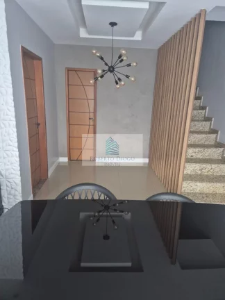 Imagem Casa em Condomínio de Luxo na Taquara, Rio de Janeiro-RJ: 3 quartos, 1 suite, 1 sala, 2 banheiros, 3 vagas de garagem, 135 m².
