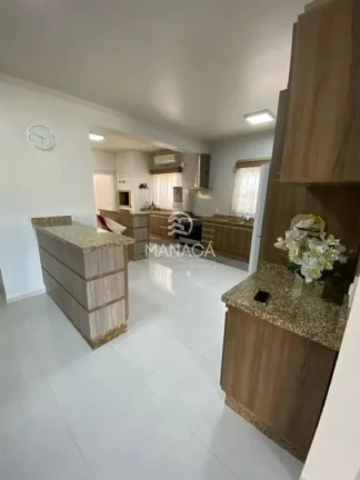 Imagem Sobrado amplo e Reformado no Centro – 330m² e a 500m da Praia!