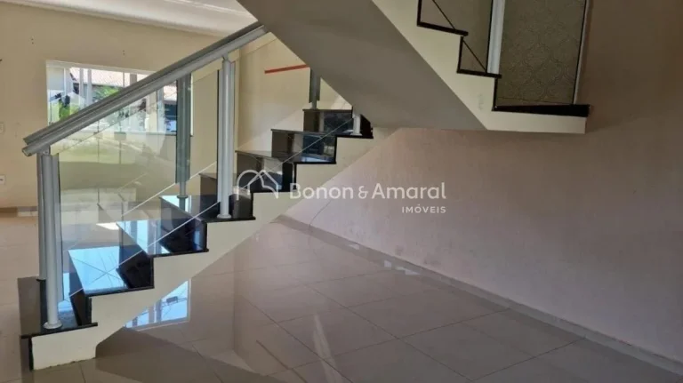 Imagem Casa à venda no Condomínio Campos do Conde em Paulínia. O piso inferior conta com sala para dois ...