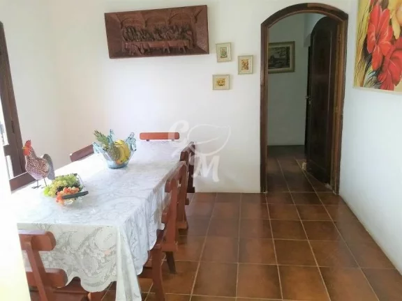 Imagem Casa avarandada com cômodos amplos