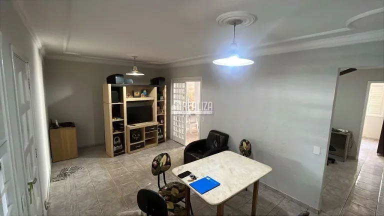 Imagem Casa padrão à venda em Boa Vista, Uberaba: 3 dormitórios, piscina e espaço gourmet.