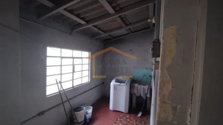 Imagem Casa antiga 2 dormitórios, 1 banheiro, 
1 vaga de garagem e cômodos amplos. Imóvel precisa de ref...