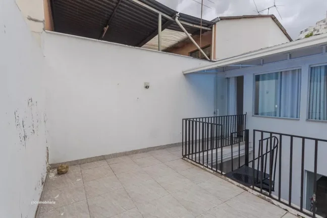 Imagem Com aproximadamente 180 m² de área construída, o imóvel conta com 4 quartos, sendo 1 suíte, ofe...