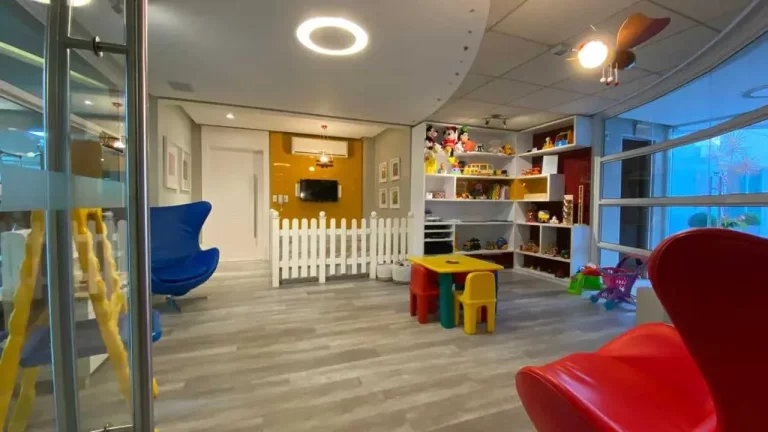 Imagem Apartamento vista mar mobiliado com 3 suítes e 3 vagas de garagem no Centro de Balneário Camboriú