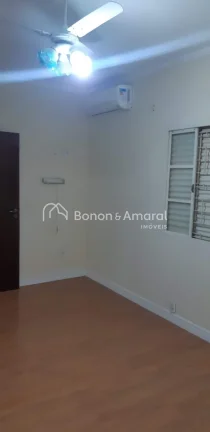 Imagem Sobrado com excelente estrutura e espaços bem distribuídos. No andar térreo, conta com uma sala a...