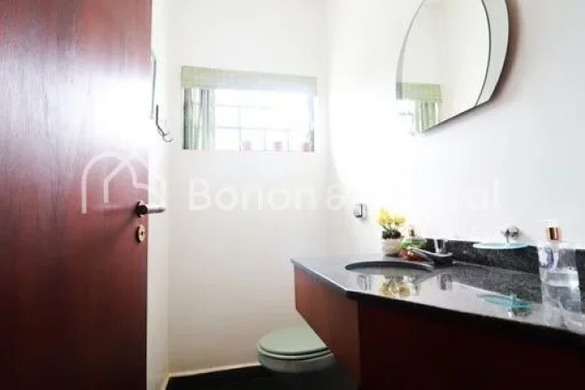 Imagem Linda e espaçosa casa de esquina com 322 m² de área construída. A residência possui living para...