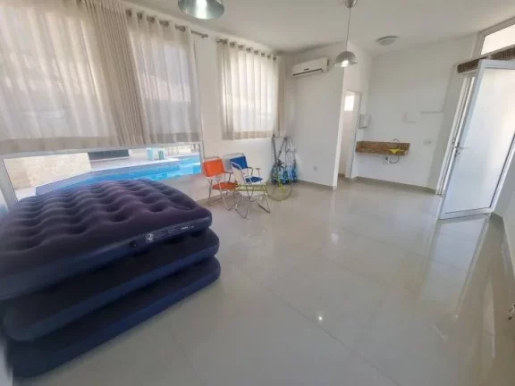 Imagem Casa térrea, com piscina e churrasqueira à venda apenas 40 metros da praia