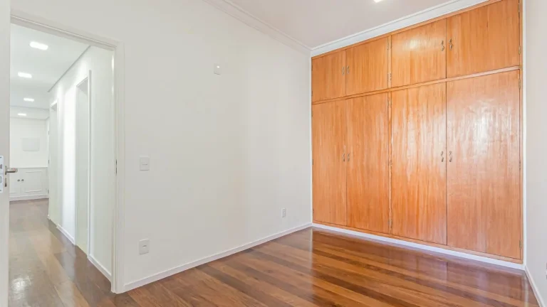Imagem Apartamento 139M², 2Q, 1 Banheiro, 1 Vaga, Varanda, Armários.