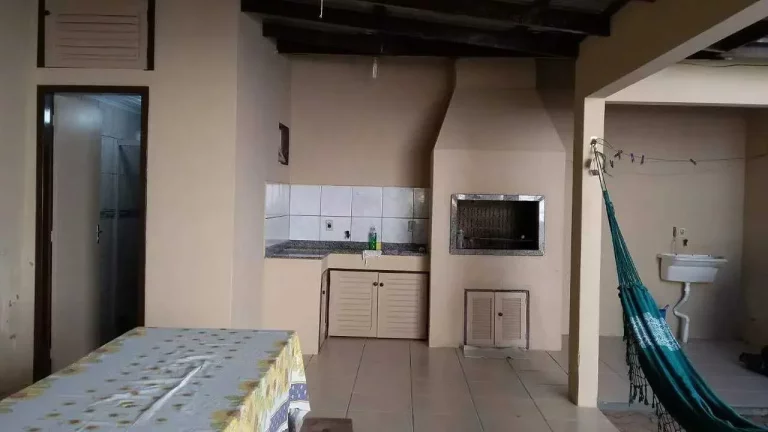 Imagem Casa com 3 dormitórios a 200m do mar, próximo a avenida principal no Bairro Bombas — Bombinhas/SC