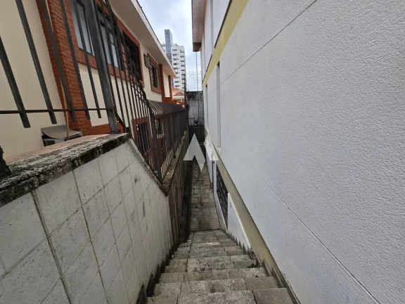 Imagem sobrado 4 dormitórios, 2 vagas, piscina, para locação