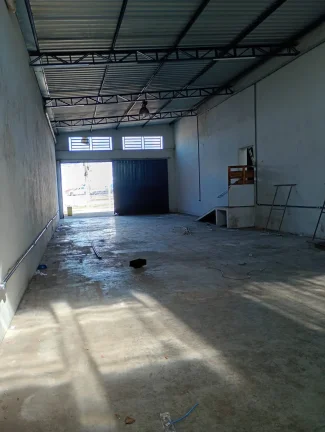 Imagem Galpão Comercial com 200 m2 na Avenida Doutor Américo Figueiredo!