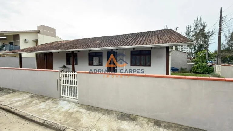 Imagem Casa com 3 dormitórios, Averbada, garagem para 2 carros e quintal gramado a 700m do mar, na Praia de Gravatá em Navegantes - Adriano Carpes imóveis vende