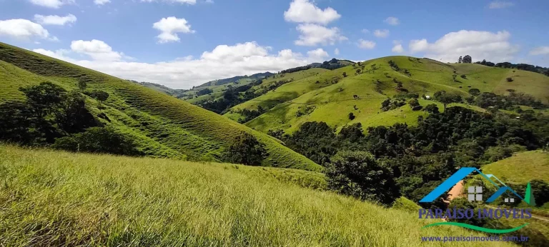 Imagem Invista em Tranquilidade: Terreno com Cachoeira e Vista Incrível!