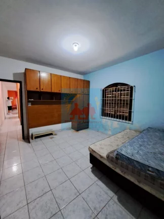 Imagem Casa à 200 metros da Praia de Mongaguá, com churrasqueira e garagem para dois veiculos 250mil