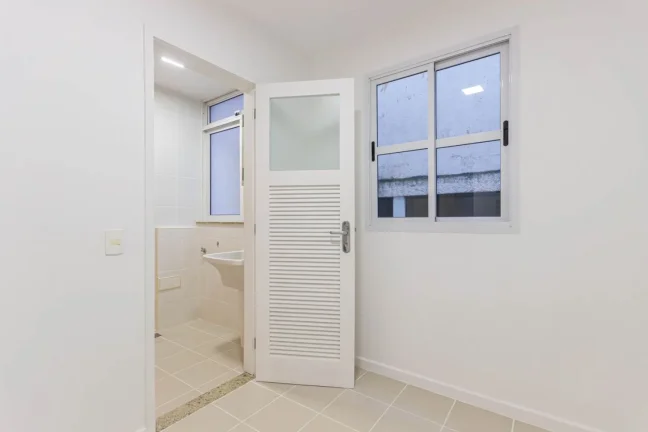 Imagem Apartamento Copacabana - 99M², 2 Dorms, 1 Suíte, 2 Vagas Demarcadas, Varanda, Piscina, Quadra, Salão de Festas e Jogos, Piscina, Academia, Playground.