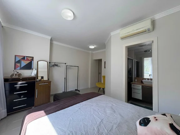 Imagem Apartamento mobiliado na Praia Brava com 1 suíte, 2 demi-suítes e 2 vagas de garagem em Itajaí/SC