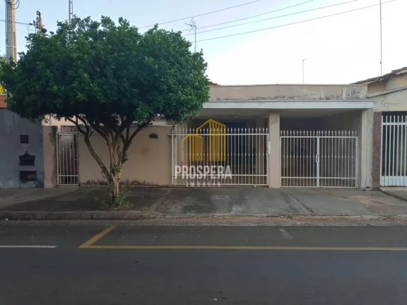 Casa no centro com possibilidade de conversão em ponto comercial
