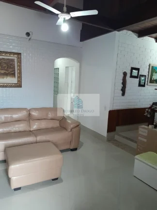 Imagem Imperdível Casa à Venda em Itaipu, Niterói-RJ: 2 Quartos, 1 Suíte, 1 Sala, 3 Banheiros, 5 Vagas e 90m² de Área!