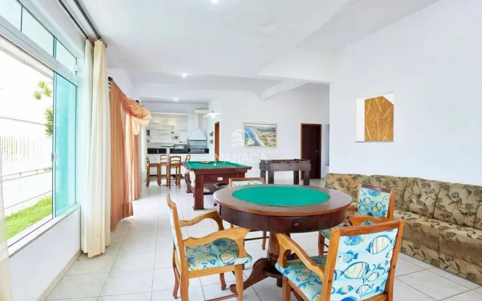 Imagem Casa alto padrão, beira mar, com 340m², 5 quartos com suíte em Balneário Piçarras - SC