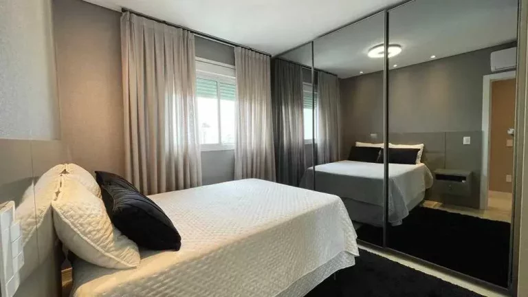 Imagem Apartamento mobiliado com 2 suítes, 2 demi-suítes e 3 vagas de garagem em Balneário Camboriú