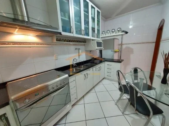 Imagem Apartamento com 3 dormitórios, 1 com sacada, contando com mais 1 dormitório de serviço.
Banheiro ...