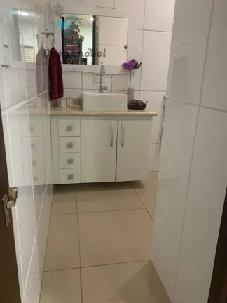 Imagem Casa à venda na Rua Chile, Jardim Irajá, Zona Sul de Ribeirão Preto-SP 3 quartos, 1 suíte, 3 salas, 3 banheiros, 4 vagas 240m² Permuta Quer Imóvel Negócios Imobiliários.