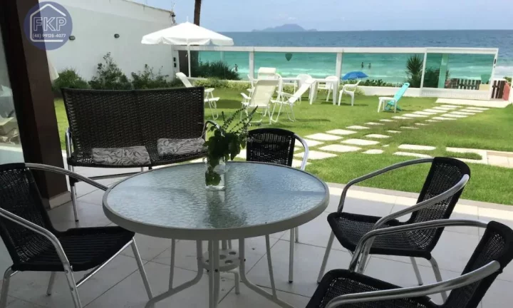 Imagem Casa com 4 dormitórios frente mar!