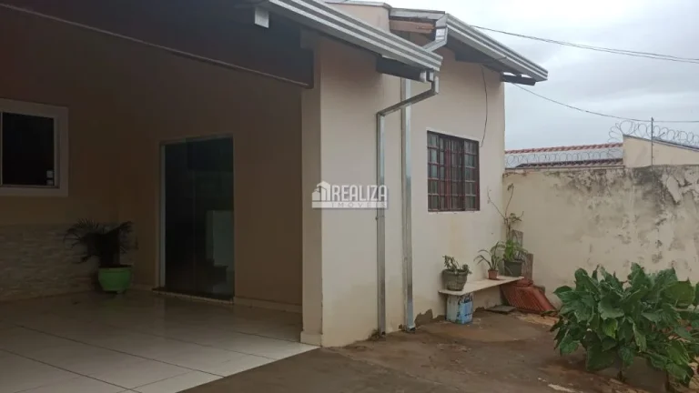 Imagem Casa à venda em Uberaba - 3 dormitórios, suíte, garagem e varanda!
