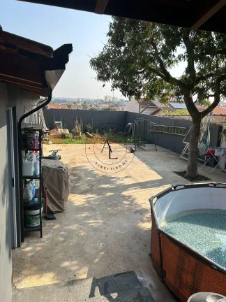 Imagem Charmosa Casa com 2 Quartos, Edícula e Amplo Quintal - Ambientes Frescos e Arejados