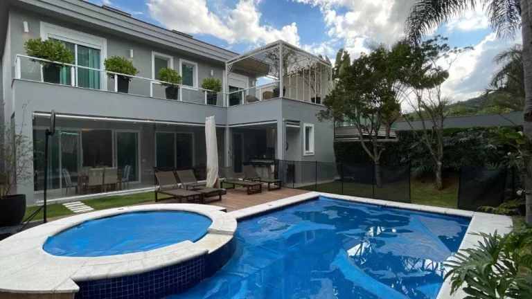 Imagem Imperdível casa em condomínio de luxo no Residencial Tamboré 10 em Santana de Parnaíba-SP: 4 quartos, 4 suítes, 5 banheiros, 4 vagas, 566m²!