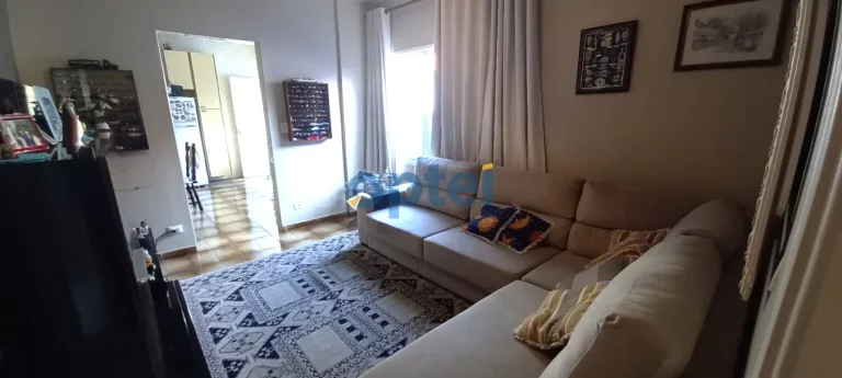 Imagem Casa Térrea com 178 m² de A.C. com 02 dormitórios, sala ampla, cozinha e 2 vagas de Garagens. Nos fundos 01 apartamento, e uma suíte na parte de cima