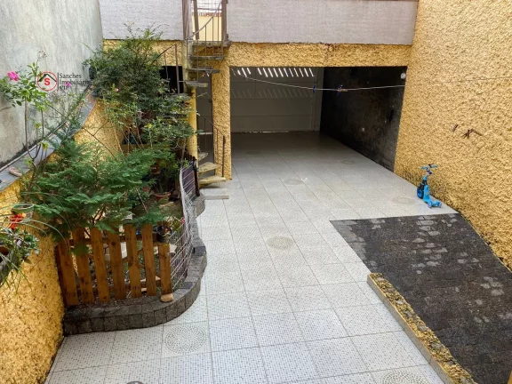 Imagem Excelente sobrado, 220 metros, 3 dormitórios, 3 vagas cobertas, portão automático, quintal com churrasqueira, rua larga e tranquila.