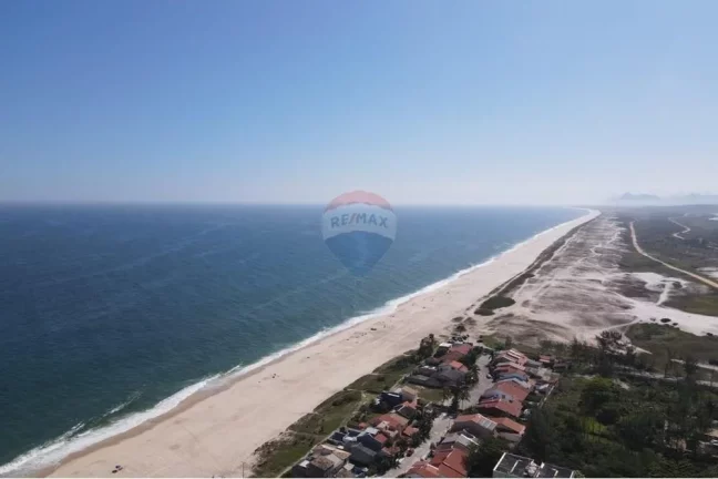Imagem Terreno plano e murado de frente para o mar na barra de Maricá.