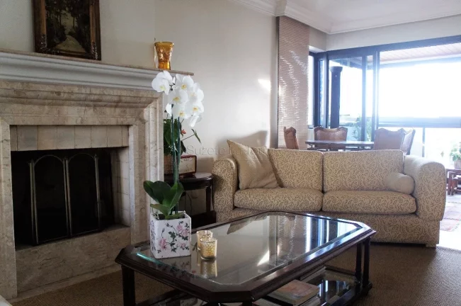 Imagem Apartamento de 191m², em andar alto. Living amplo com lareira e varanda gourmet. Possibilidade de i...