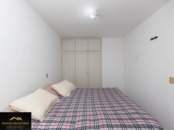 Imagem Apartamento na Pompéia, com 3 dormitórios, 1 suíte, e 2 vagas e dependência de serviço completa. Edifício com Portaria 24 hs, Gerador e Lazer