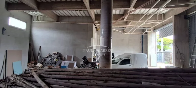 Imagem Aluga-se Galpão 240m², Fachada 17mts, 2 Banheiros (PNE), 6 vagas para clientes, Pé D. 5 mts, estrutura para fazer mezanino, Na Principal Av. de Ribeirão Pires-SP