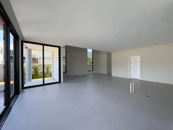 Imagem Casa alto padrão em condomínio com 4 suítes e 4 vagas de garagem em Camboriú/SC