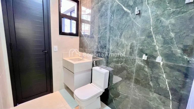 Imagem Apresentamos uma belíssima casa de luxo localizada no exclusivo Condomínio Portal do Jequitibá, e...