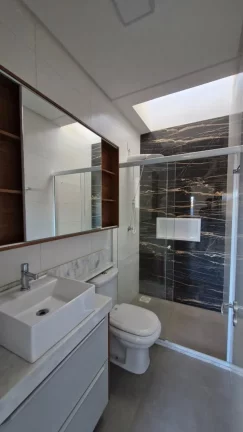 Imagem Apartamento com 2 dormitórios em Garopaba, 1 suíte, semi mobiliado, condomínio com salão de festas. Segurança, pets permitidos e ótima localização.
