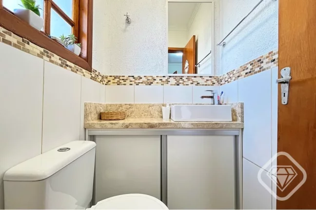 Imagem Casa com 3 dormitórios, suíte, sótão e áreas de convivência integradas no Bairro Tristeza

Um ...