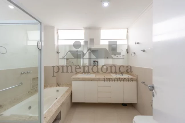 Imagem Apartamento reformado em Higienópolis com 188m², pronto para morar.